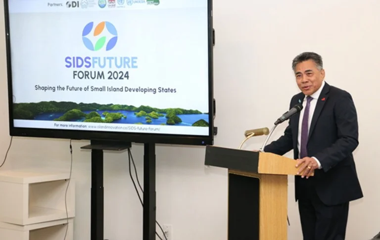 H.E. Fatumanava-o-Upolu III Pa’olelei Luteru, Permanent Representative of Samoa to the United Nations and Chair of AOSIS addresses the SIDS Future Forum Credit: AOSIS